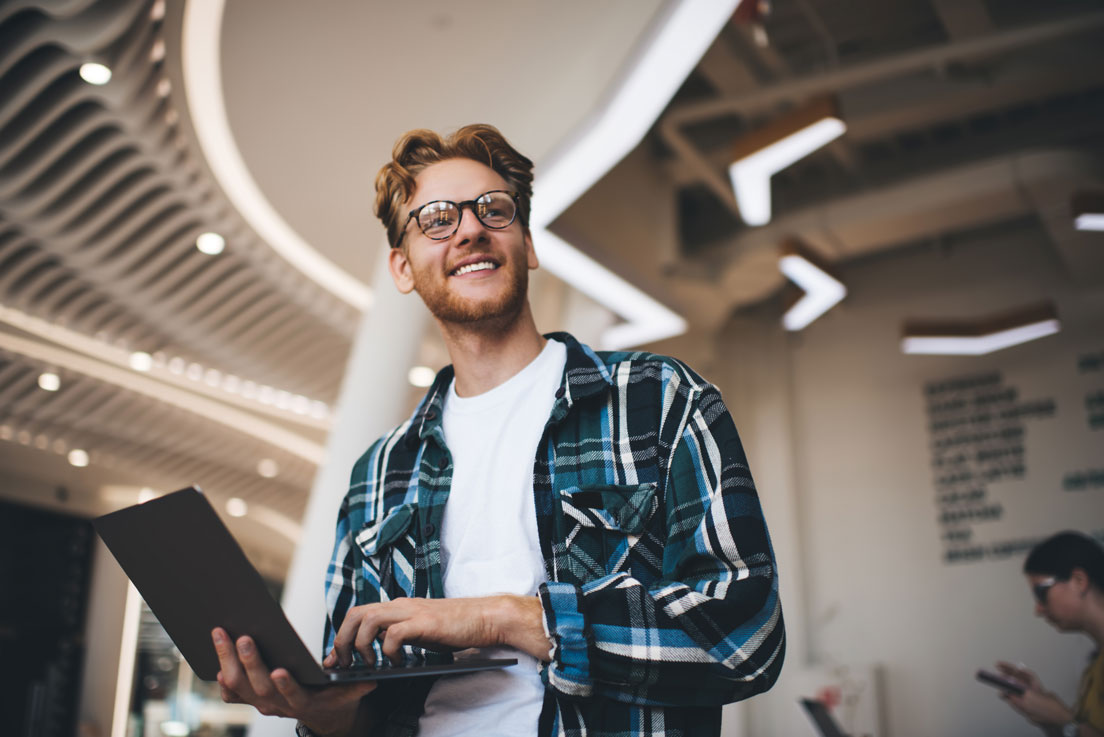 Homme heureux d'avoir fait une validation d'adresses
